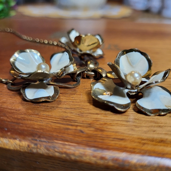 Vintage Brass Tone Floral Necklace with Creme Enameling and Faux Pearls - Picture 7 of 16